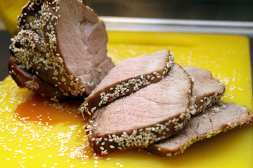 Schweinebraten mit Honig Sesam Kruste