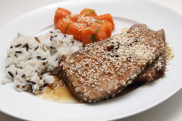 Schweinebraten mit Honig Sesam Kruste, Basmati Reis und Karotten 