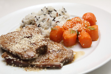 Schweinebraten mit Honig Sesam Kruste, Basmati Reis und Karotten 