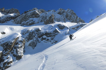 Ski de randonn&eacute;e dans les pyr&eacute;n&eacute;es sous le soleil