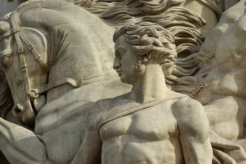 Statue de soldat à l'arc de triomphe de l'Etoile à Paris, France