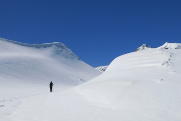 Fototapeta na wymiar ski de randonnée dans les Pyrénées sous la neige