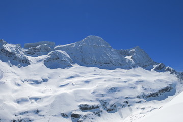 Fototapeta na wymiar Randonnée dans les Pyrénées en hiver face Nord du Taillon en hivernale