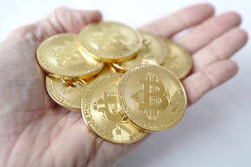 bitcoins dans la main gros plan