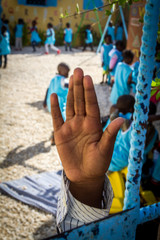 enfant faisant signe bonjour © ALF photo