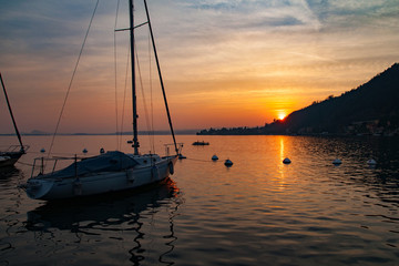 Barca a velo sullo sfondo di tramonto 