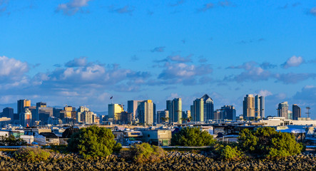 Fototapeta premium San Diego skyline against a balmy winter afternoon sky