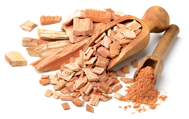 sandalwood slice and powder in the scoop