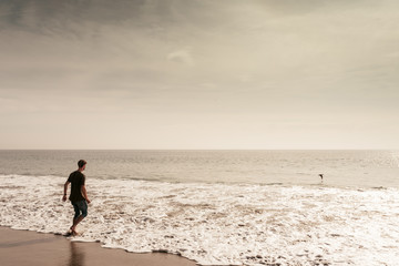 Fototapeta na wymiar beau jeune homme sur la plage.
