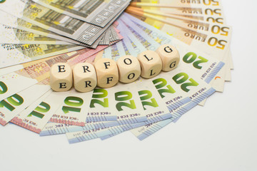 Erfolg Symbol auf Geldscheinen