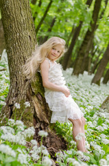 Naklejka premium lovely girl posing in spring forest