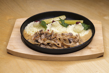 Meat goulash and mashed potatoes