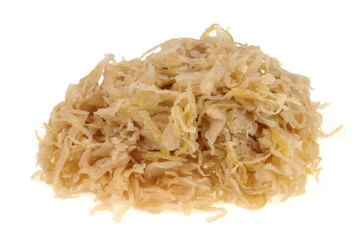 Chou fermenté cru en vrac sur fond blanc 