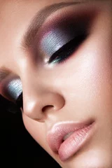 Zelfklevend Fotobehang Mooie vrouw met professionele make-up en kapsel © korabkova1