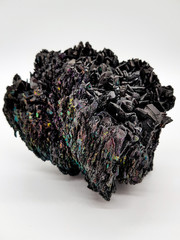 Schwarzer Edelstein auf weißem Hintergrund