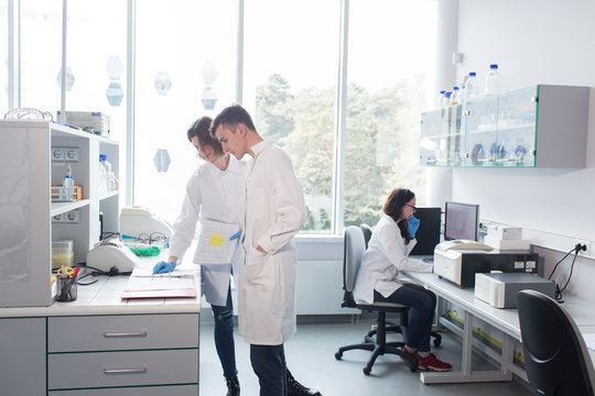 People working together in lab