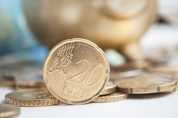 tirrelire et euros en billets et pièces de monnaie