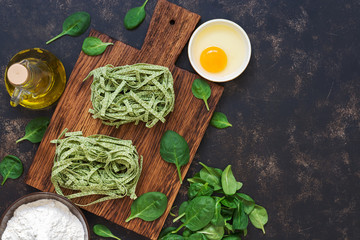 Obraz na płótnie Canvas Raw green pasta with spinach.