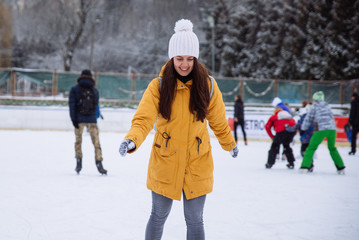 woman learn to ski at city ice rink