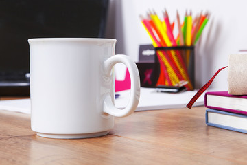 çalışma masasında fincan