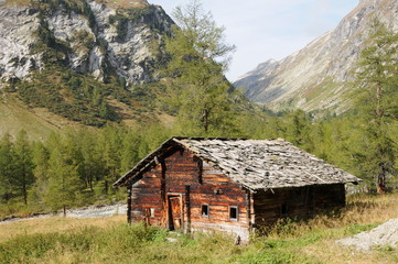 Fototapeta na wymiar Hütte in den Bergen, Tirol, Österreich