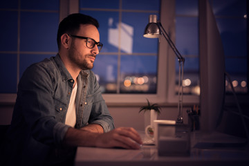 Obraz na płótnie Canvas Man working on laptop from home