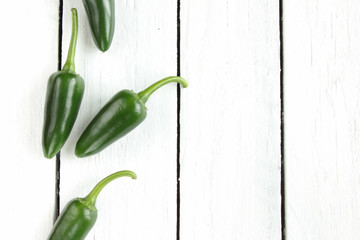 Chili scharf grün frisch Tisch overhead Hintergrund Tisch Brett weiß