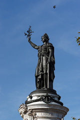 Fototapeta na wymiar the place de la Republique statue