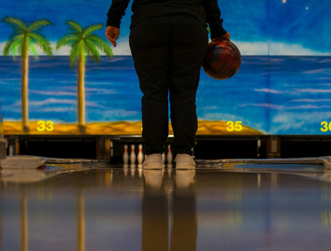 Frau h&auml;bt eine Bowlingkugel um sie zu werfen