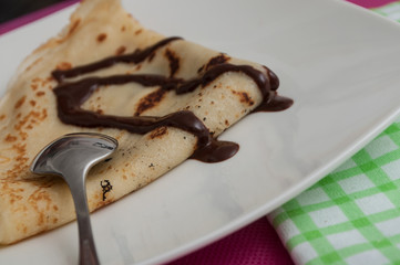 crêpe au chocolat dans une assiette