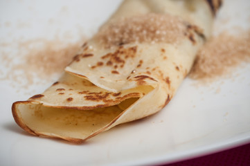 crêpe au sucre dans une assiette