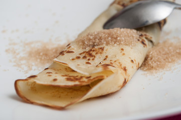 crêpe au sucre dans une assiette