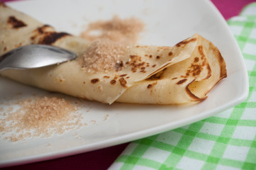crêpe au sucre dans une assiette