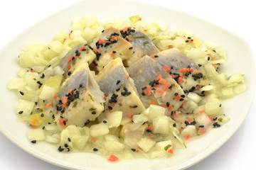 śledź z czarnuszką i cebulą w oleju