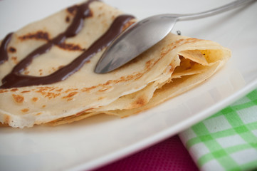 cr&ecirc;pe au chocolat dans une assiette