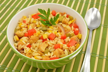 sałatka warzywna z kurczakiem i makaronem ryżowym