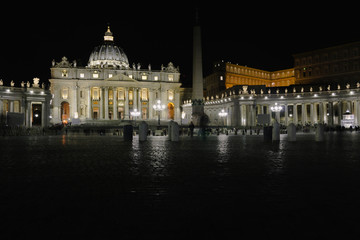 Fototapeta premium Saint Peter square and Basilica at night