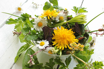 Wildkräuter Salat essbare Blüten Blüte Blätter