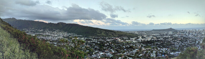 Obraz premium Diamondhead and the city of Honolulu, Kaimuki, Kahala, and oceanscape on Oahu