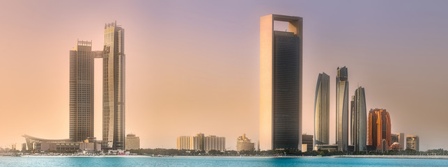 Vue d& 39 Abu Dhabi Skyline au lever du soleil, Émirats Arabes Unis
