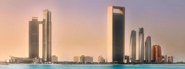 Papier Peint photo Abu Dhabi Vue d& 39 Abu Dhabi Skyline au lever du soleil, Émirats Arabes Unis