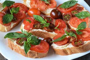 Sandwich with butter, tomatoes and basil