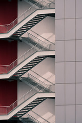 Escalier moderne sur façade en bardage