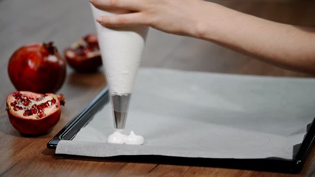 Squeeze the dough from the pastry bag.
