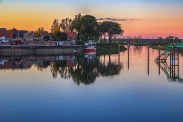 Sonnenuntergang in Schnackenburg / Sonnenuntergang über dem Hafen in Schnackenburg im Landkreis Lüchow-Dannenberg (Niedersachsen, Deutschland).