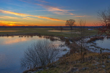 Sonnenuntergang im Wendland 1/ Sonnenuntergang über der Elbtalaue bei Dannenberg im Landkreis Lüchow-Dannenberg (Niedersachen, Deutschland).