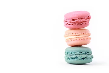 Foto op Plexiglas Macarons Felgekleurde gestapelde Franse macarons op wit