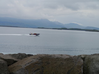 Motorboot fährt vor der Küste