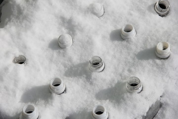 並べられたペットボトルの口の高さまで雪が積もった場面(宮城県)