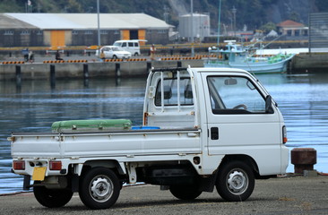 軽トラのある風景　油津港